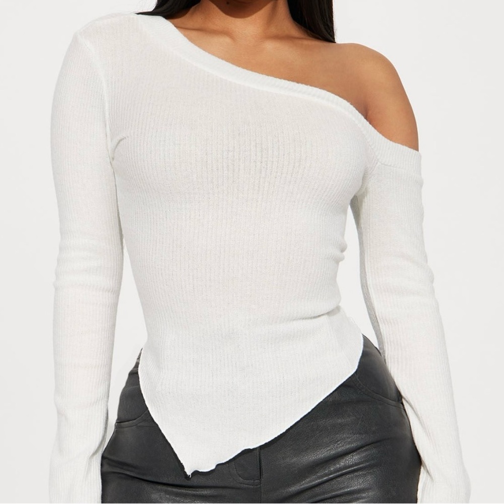 Fashion Nova Asymmetrical Off the Shoulder Top
Never worn
Size S